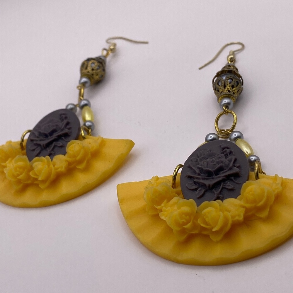 NWOT handmade beaded earrings Victorian style meet oriental yellow fan flowers